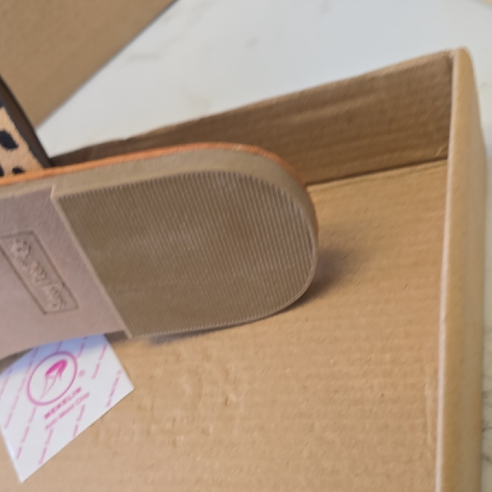 Stylish Leopard Print Sandals - image 5